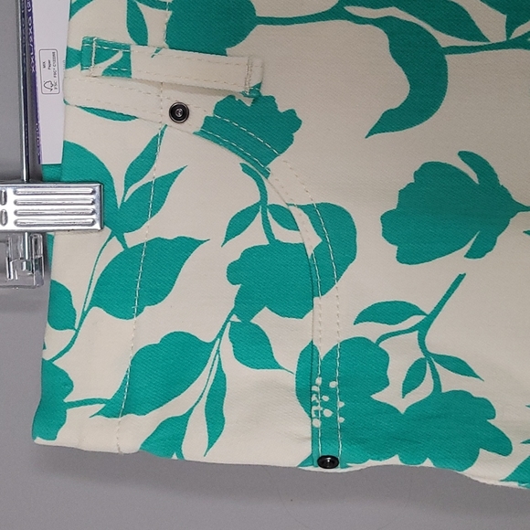 Time and Tru Green Breeze Stretch Fitted Capri Jegging - Picture 4 of 8